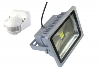 LED reflektor 20W s držákem pro uchycení a s krycím sklem. LED reflektor můžete umístit do vnitřních i venkovních prostor, krytí reflektoru je IP65, vysoký světelný výkon 1900 lumenů. Úhel vyzařování světla je 120°.
