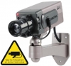 Atrapa bezpečnostní CCTV kamery v provedení pro vnitřní instalaci. Zabudovaná blikající LED dioda a imitace automatického zaostřování objektivu. Včetně konzoly pro montáž na zeď.